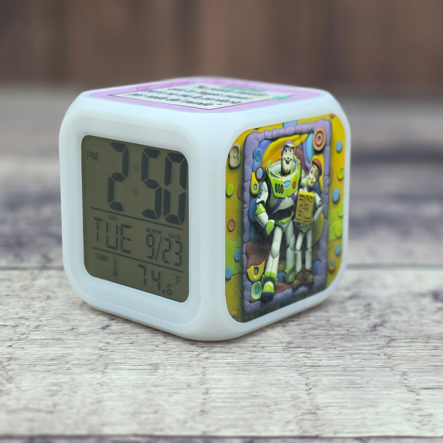 Reloj Digital Personalizable en Forma de Cubo con Colores LED